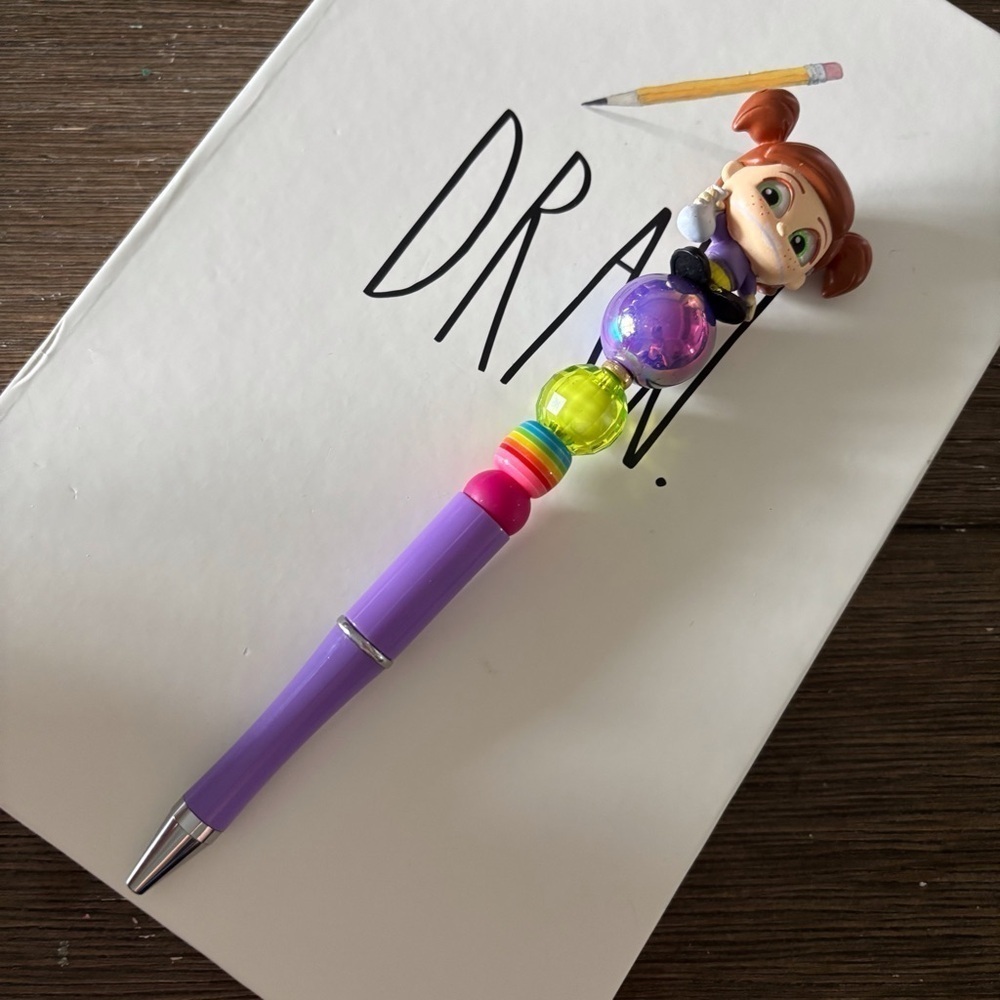 Disney Doorables: Finding Nemo: Darla handmade beaded pen - Picture 2 of 3